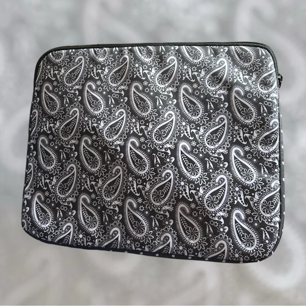 Pampered Chef Stylish Black and White Tablet Sleeve